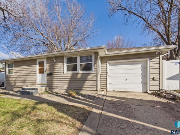 2304 W 18th St, Sioux Falls, SD 57104