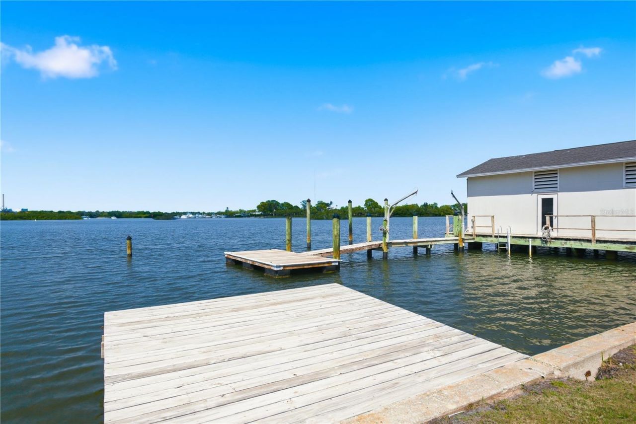 915 Bayshore Drive, Tarpon Springs, FL 34689 Photo