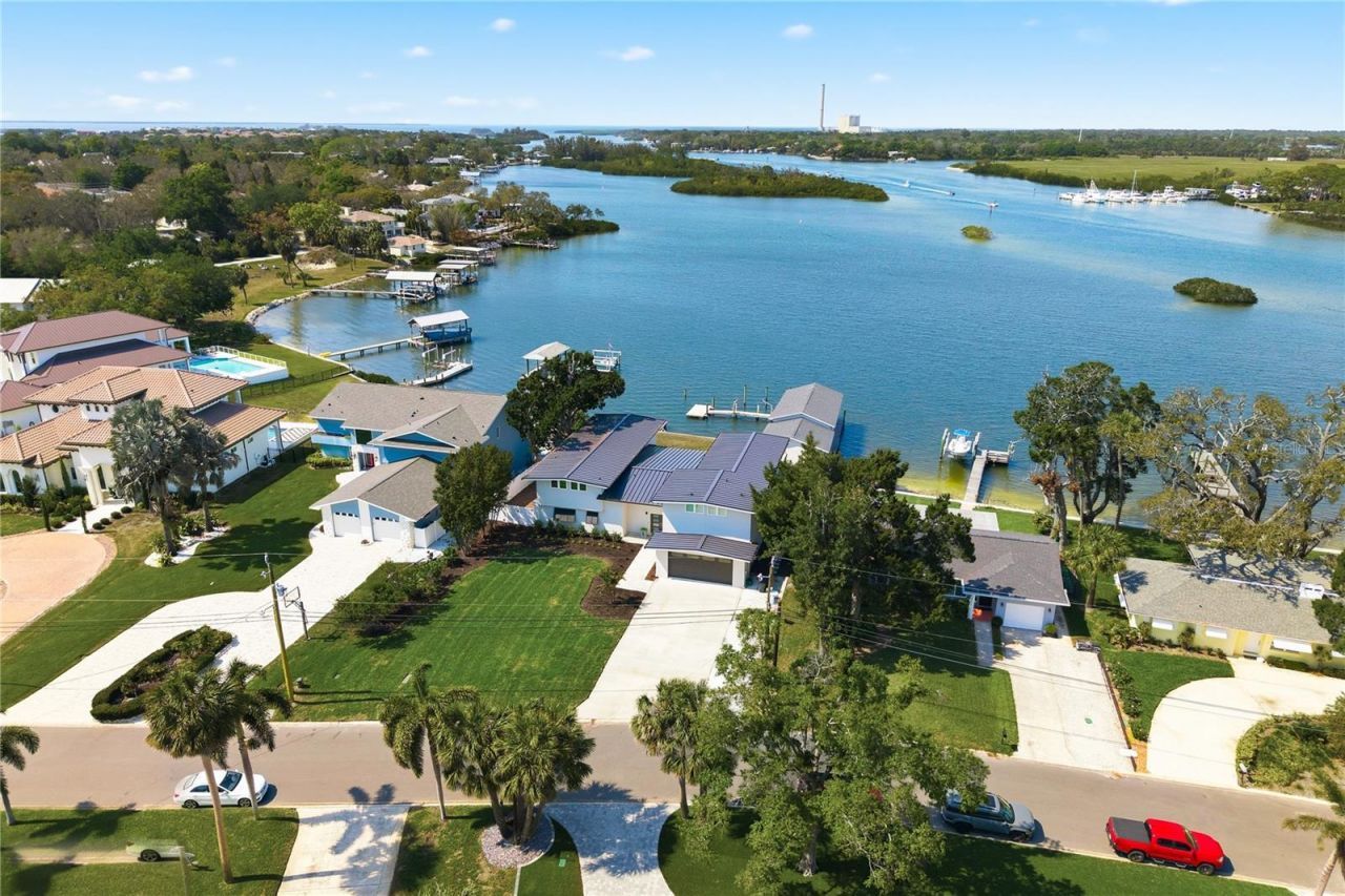 915 Bayshore Drive, Tarpon Springs, FL 34689 Photo