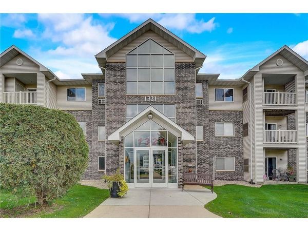 1321 Lake Drive W, Unit 101, Chanhassen, MN 55317