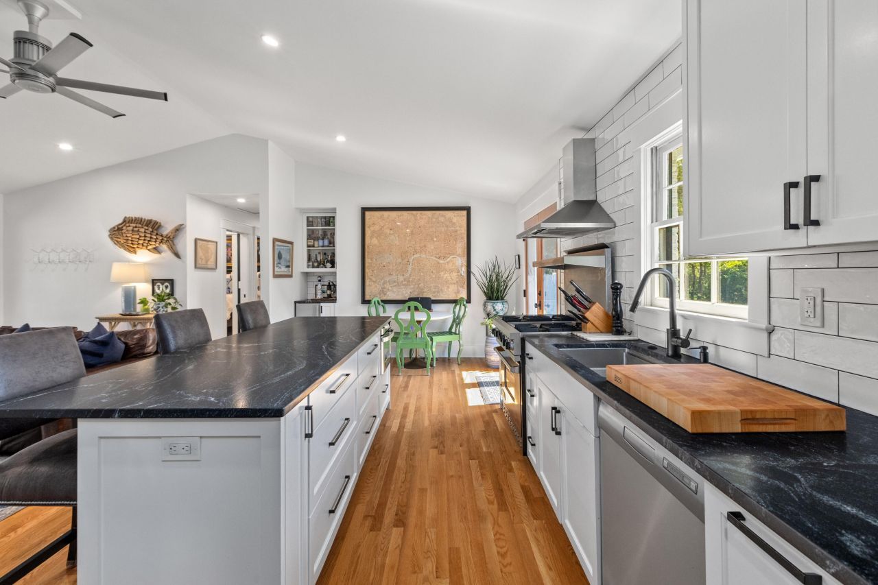 1089 Harbor View Road Photo 17