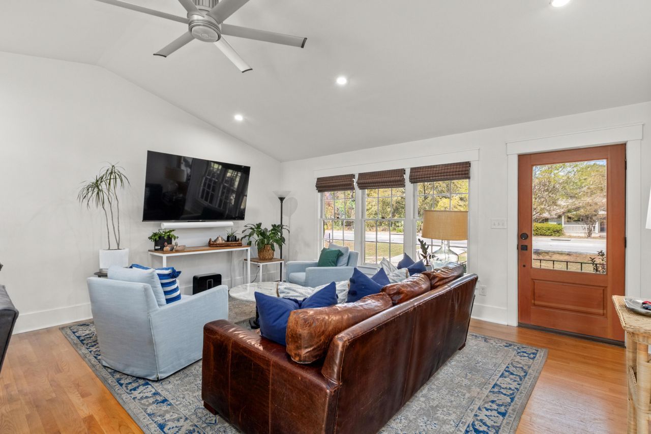 1089 Harbor View Road Photo 5