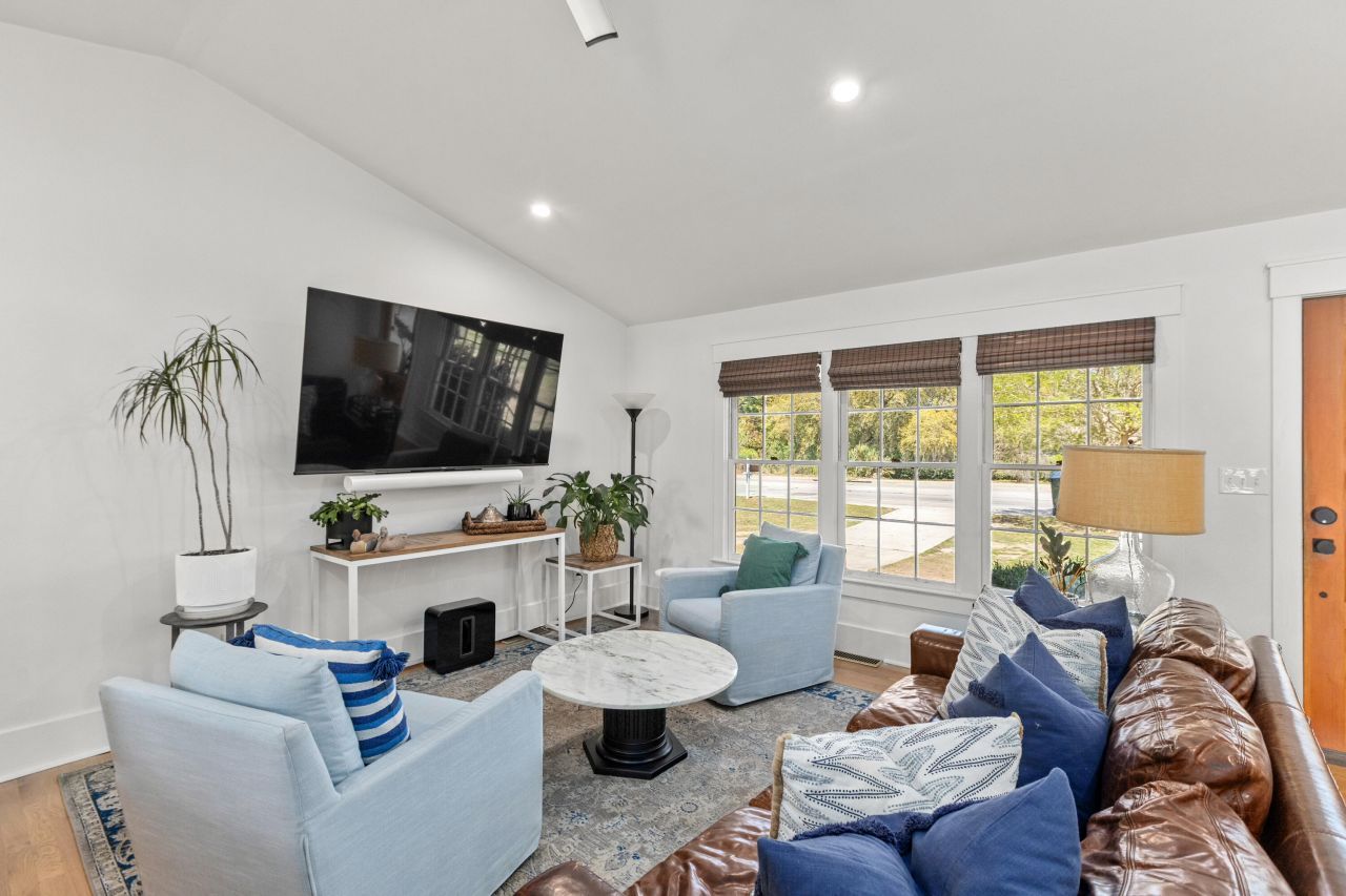 1089 Harbor View Road Photo 6