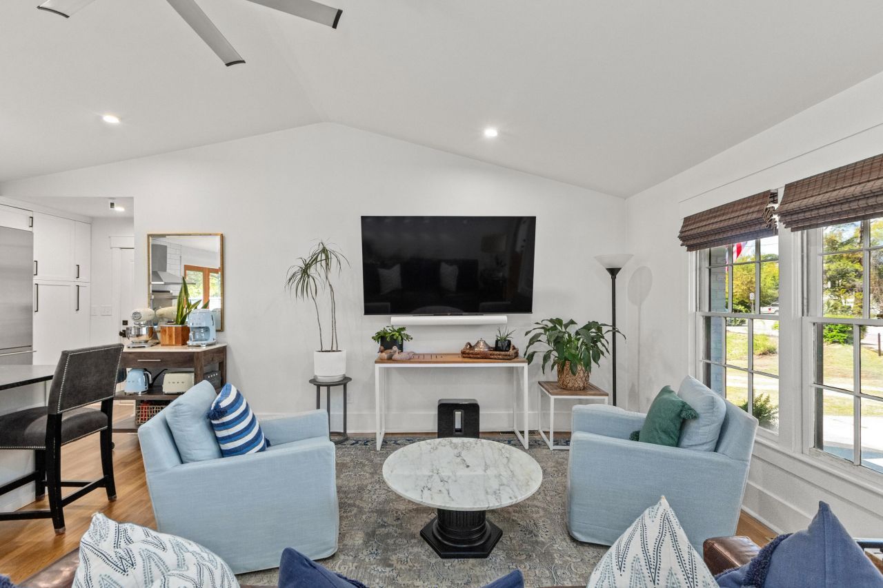 1089 Harbor View Road Photo 7