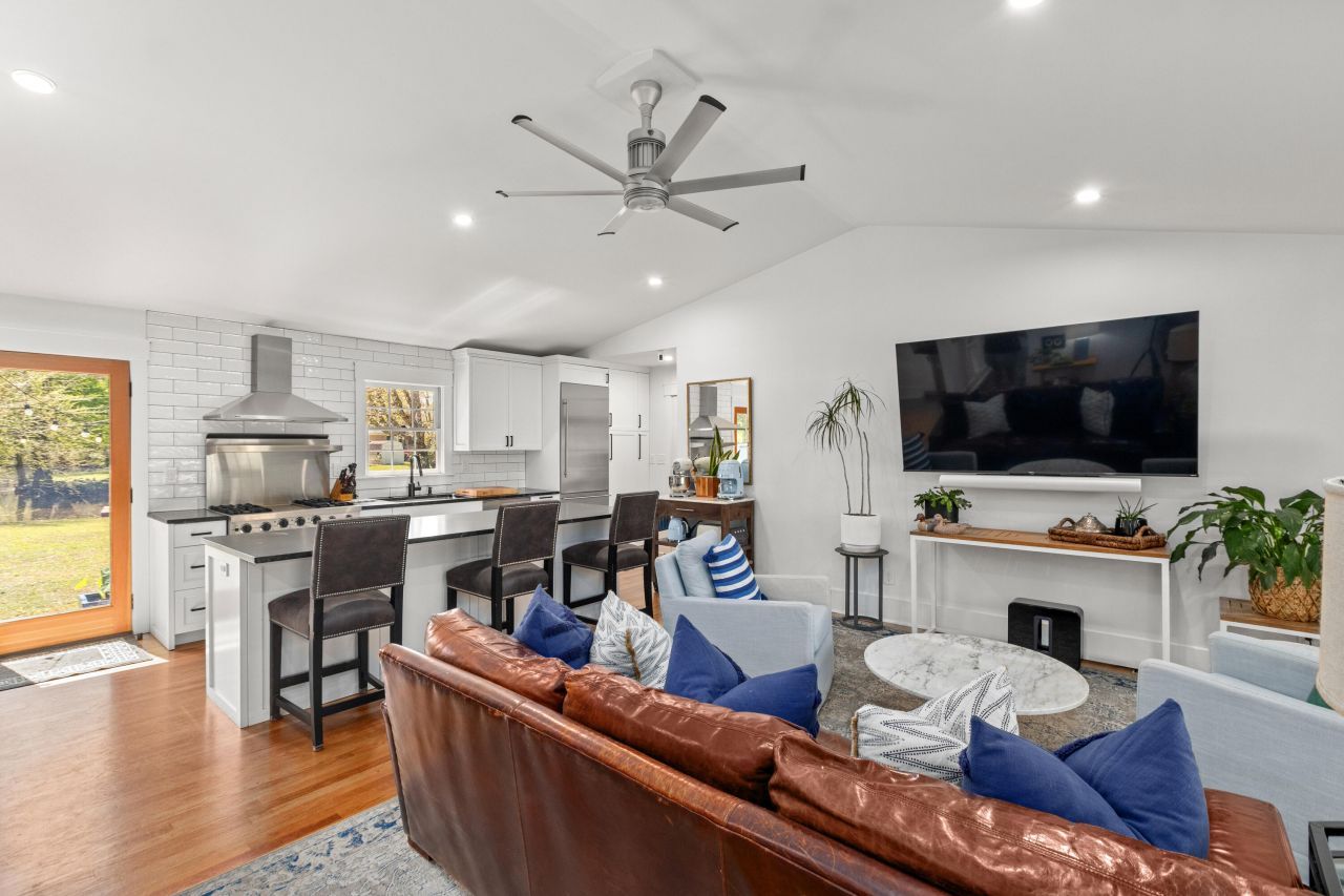 1089 Harbor View Road Photo 8