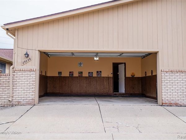 29226 Scarborough Drive, Warren, MI 48088