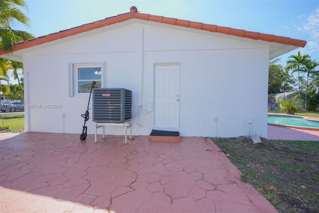 10521 SW 41st Ter , Miami, FL 33165 Photo