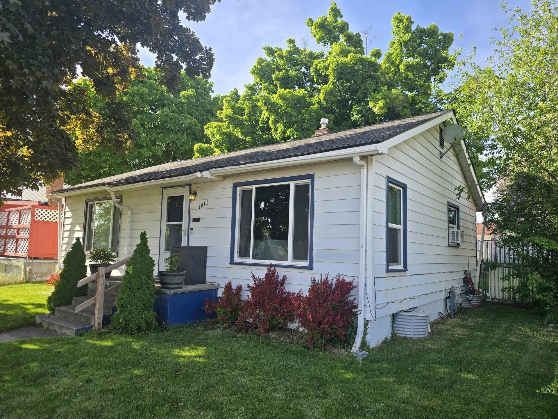 1611 E Bridgeport Ave, Spokane, WA 99207 Main Photo