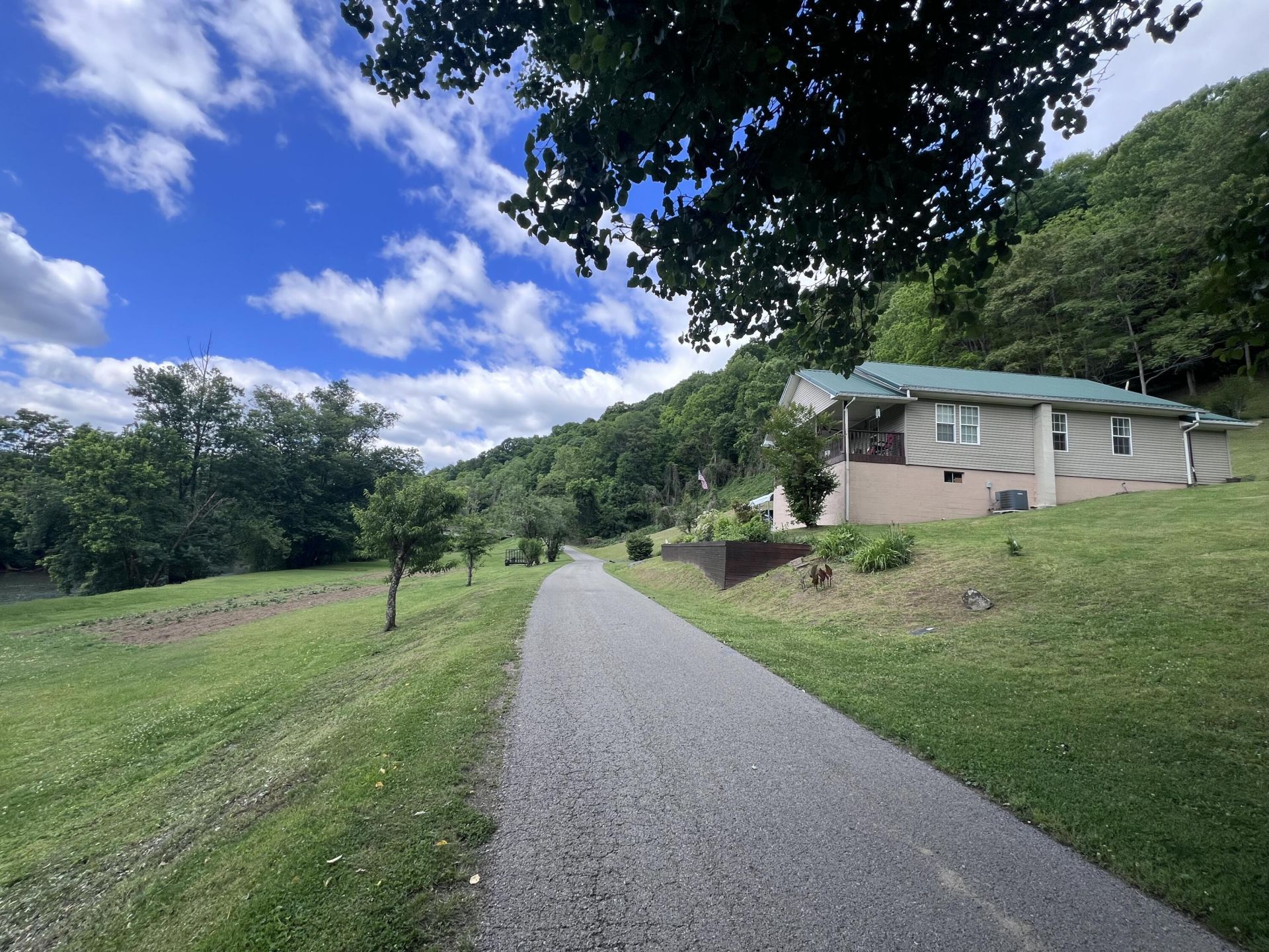 59 River Road, Miracle, KY 40856