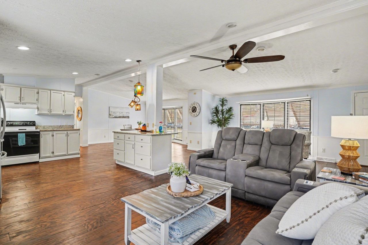 784 Lewis Ln. Photo 9