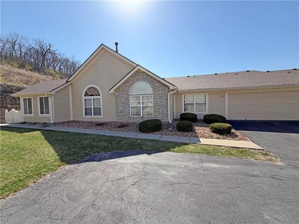 823 NE Devon Drive, Lee's Summit, MO 64064