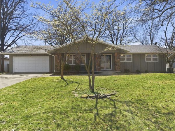 2466 E Cambridge Street, Springfield, MO 65804