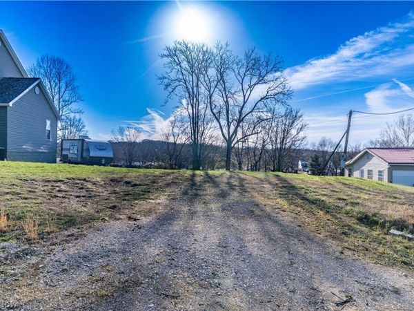 Briscoe Road, Parkersburg, WV 26105