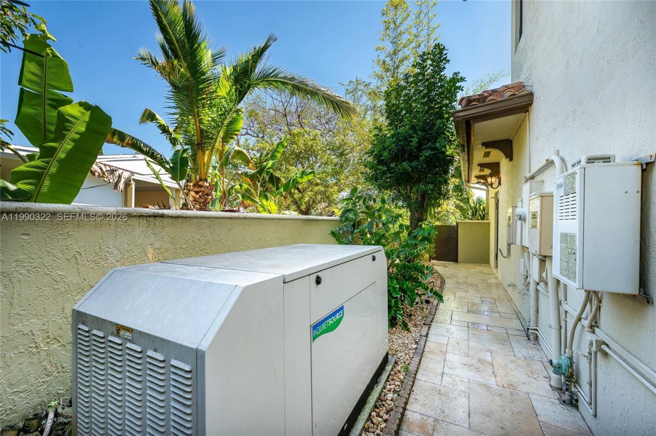 588 Miller Dr , Miami Springs, FL 33166 Photo