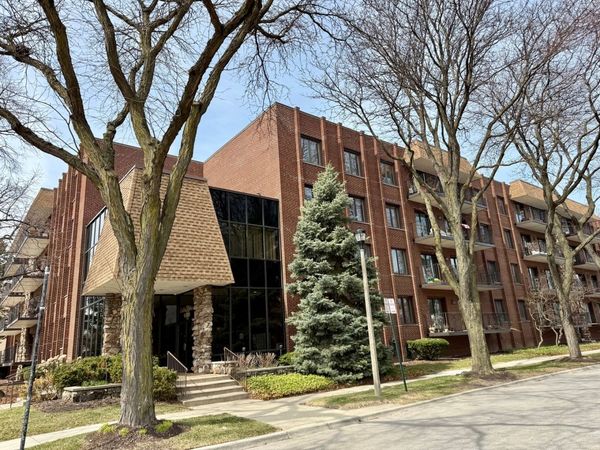 5200 Oakton Street , Unit 105, Skokie, IL 60077
