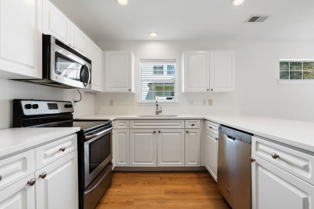 3076 Queensgate Way Photo 7