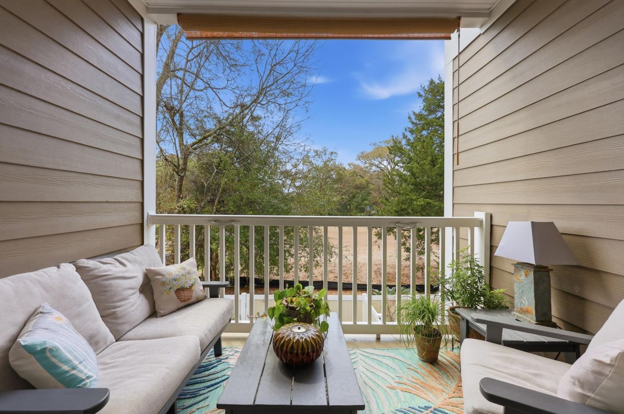 122 Oyster Bay Drive Photo 16