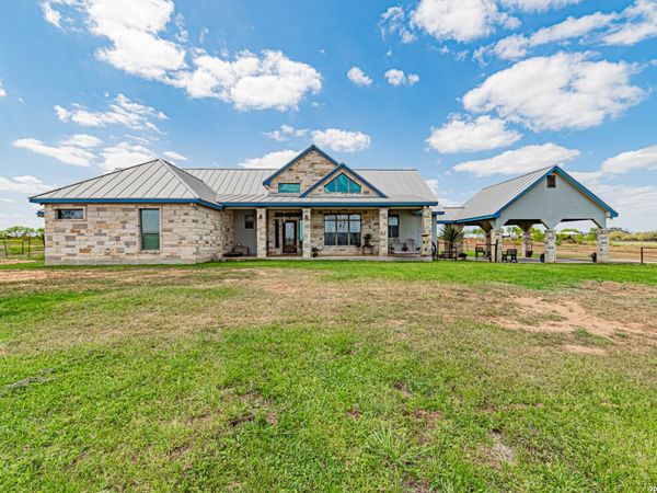 946 County Road 361, La Vernia, TX 78121