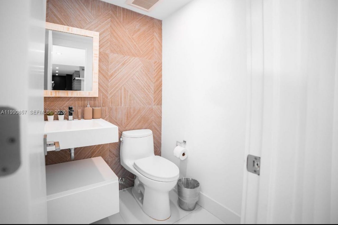 5600 Collins Ave , Unit 14K, Miami Beach, FL 33140 Photo