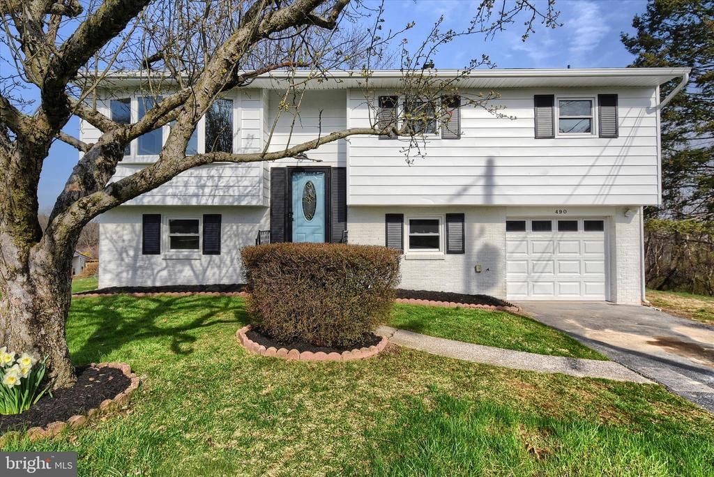 490 SUE DRIVE, HUMMELSTOWN, PA 17036