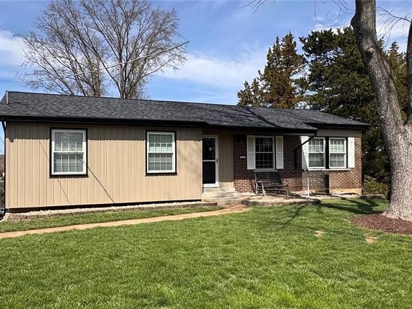 17 Ridgemoor Drive, Fenton, MO 63026