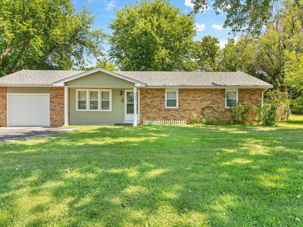 1904 S Village Lane , Bolivar, MO 65613