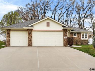 602 Castle Pine Drive, Papillion, NE 68133