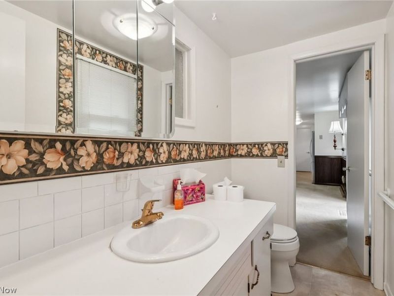 827 Summit Street SW, North Canton, OH 44720 Photo 2