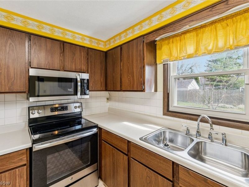 579 Robinwood Avenue, Sheffield Lake, OH 44054 Photo 14