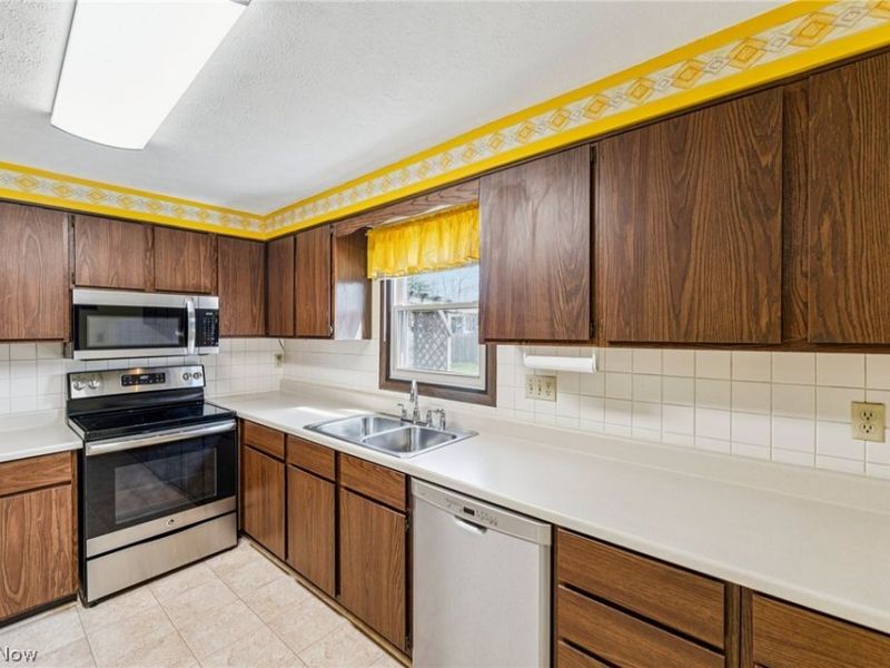 579 Robinwood Avenue, Sheffield Lake, OH 44054 Photo 16