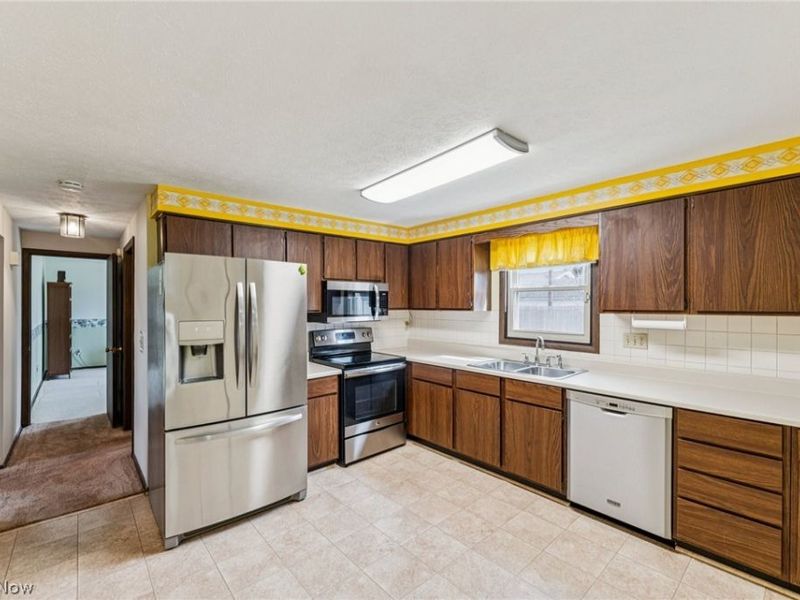 579 Robinwood Avenue, Sheffield Lake, OH 44054 Photo 17