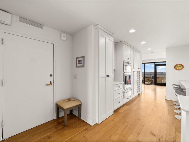 1 Bratenahl Place, Unit 1010, Bratenahl, OH 44108 Photo 4