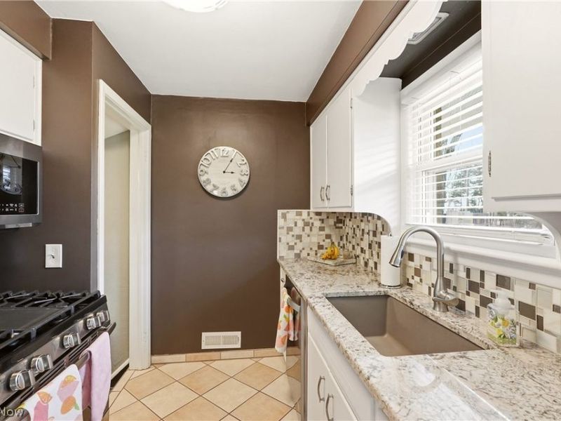 213 Cherry Lane, Seven Hills, OH 44131 Photo 8