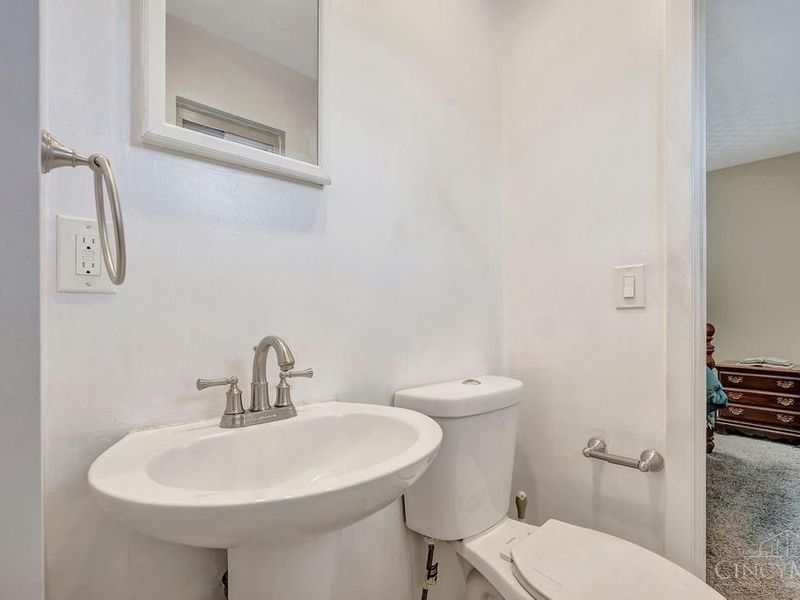 1088 Pinehollow Lane, Cincinnati, OH 45231 Photo 11