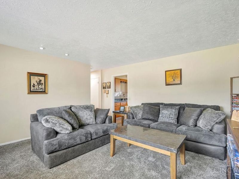 1088 Pinehollow Lane, Cincinnati, OH 45231 Photo 5