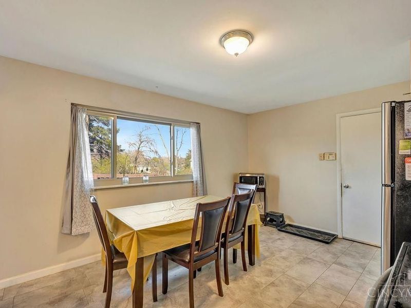 1088 Pinehollow Lane, Cincinnati, OH 45231 Photo 6