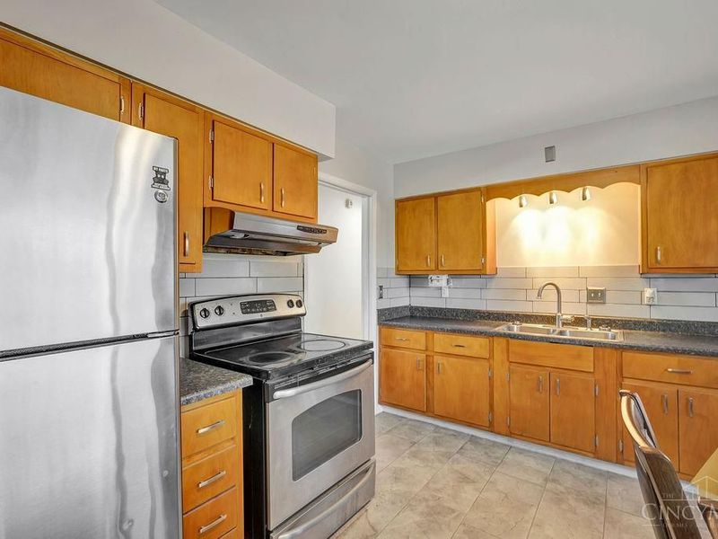 1088 Pinehollow Lane, Cincinnati, OH 45231 Photo 9