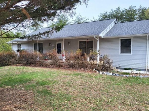 214 Oakridge DR , Thaxton, VA 24174