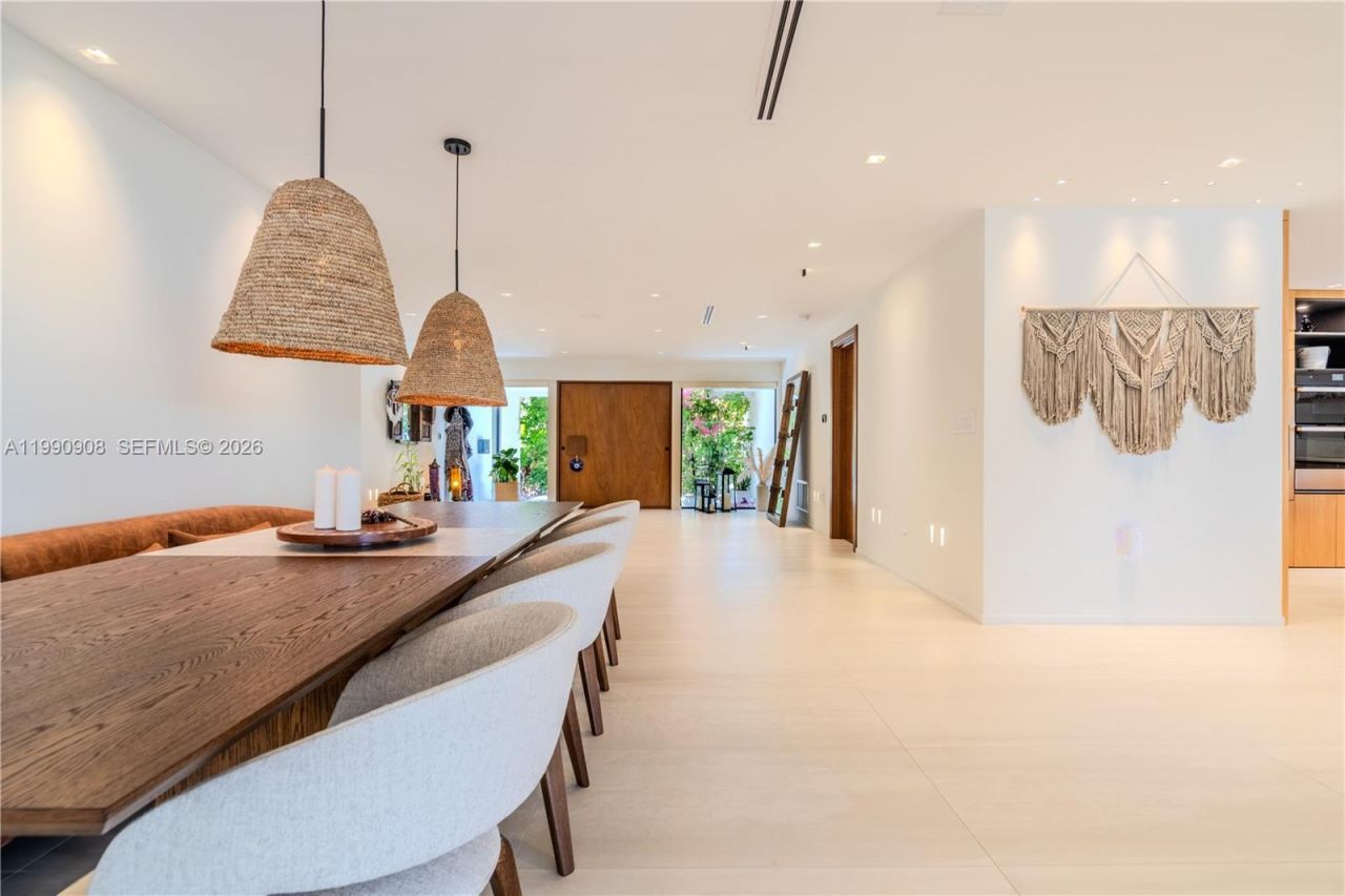 11450 N Bayshore Dr , North Miami, FL 33181 Photo