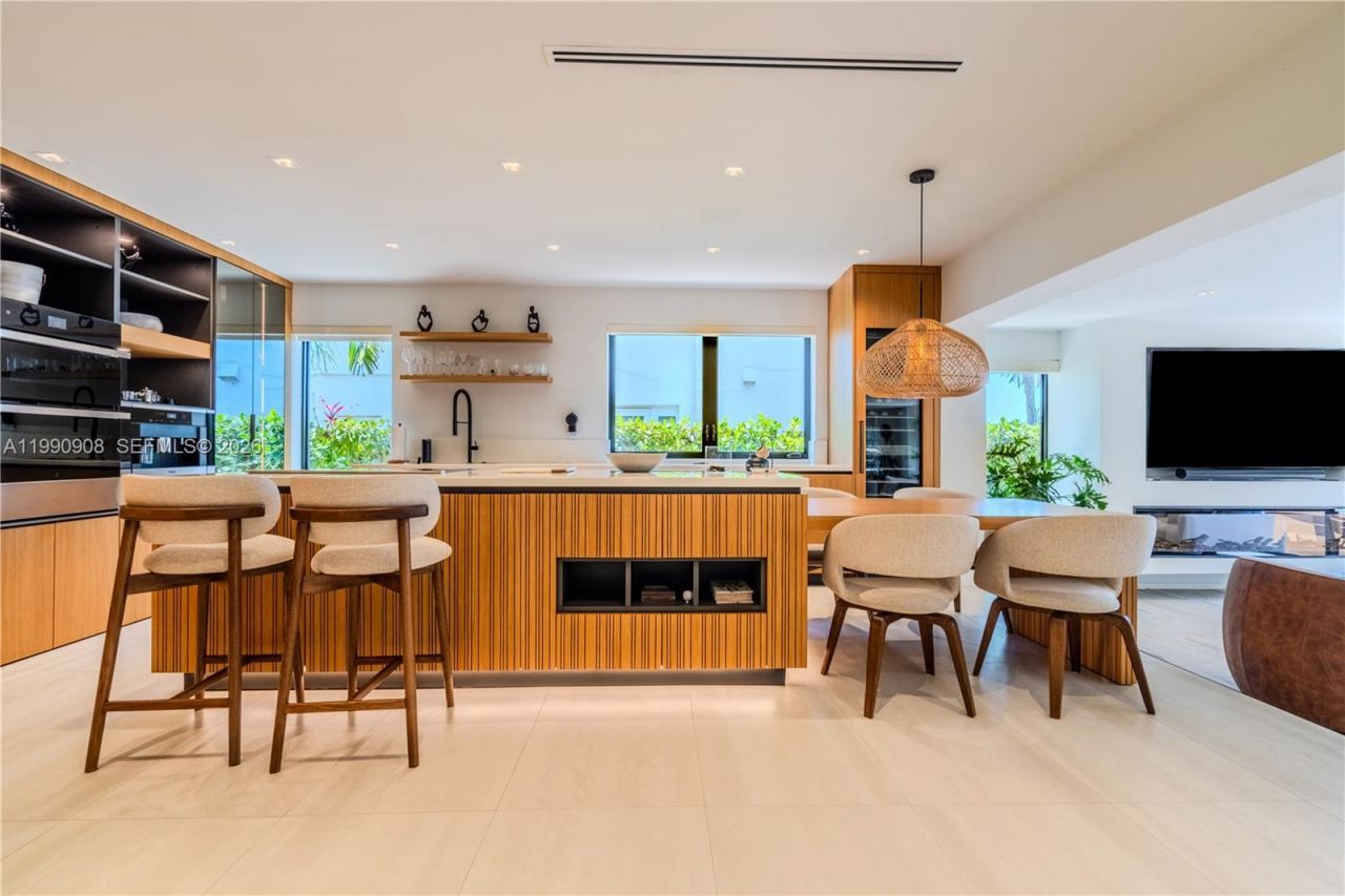 11450 N Bayshore Dr , North Miami, FL 33181 Photo