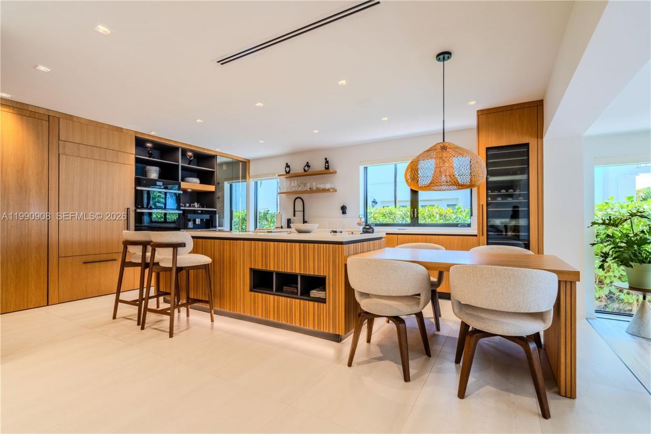 11450 N Bayshore Dr , North Miami, FL 33181 Photo