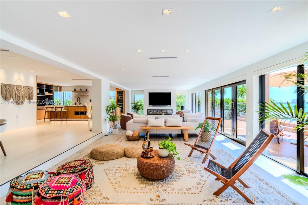 11450 N Bayshore Dr , North Miami, FL 33181 Photo