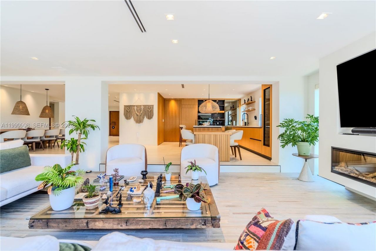 11450 N Bayshore Dr , North Miami, FL 33181 Photo