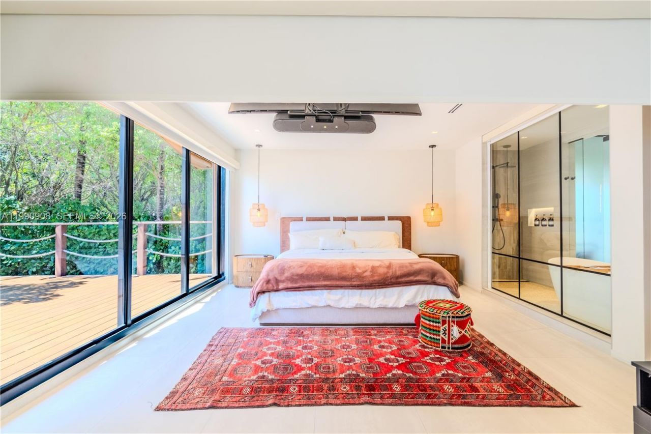 11450 N Bayshore Dr , North Miami, FL 33181 Photo