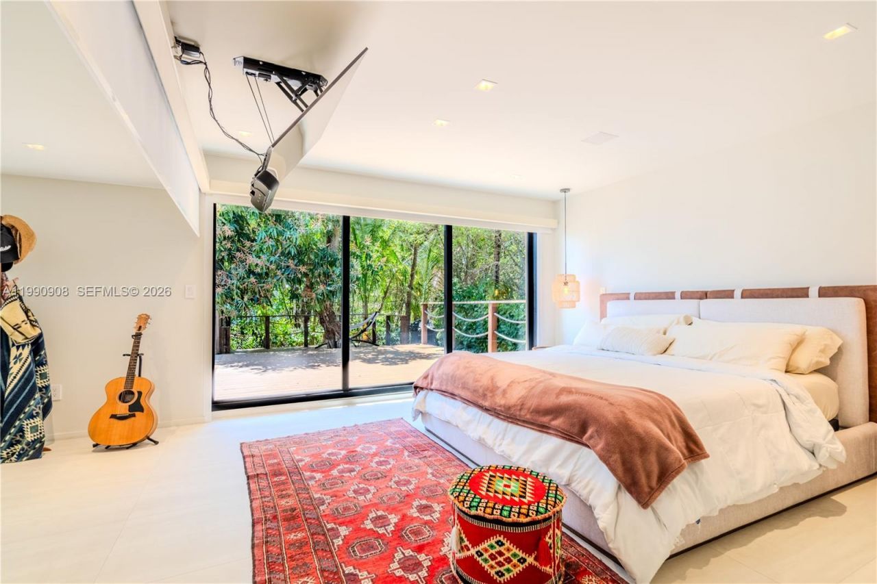 11450 N Bayshore Dr , North Miami, FL 33181 Photo