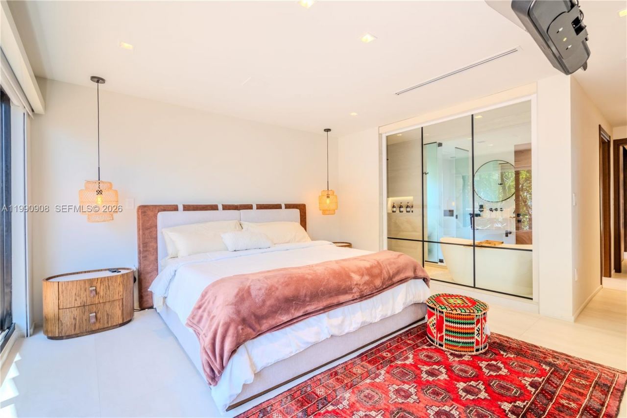 11450 N Bayshore Dr , North Miami, FL 33181 Photo