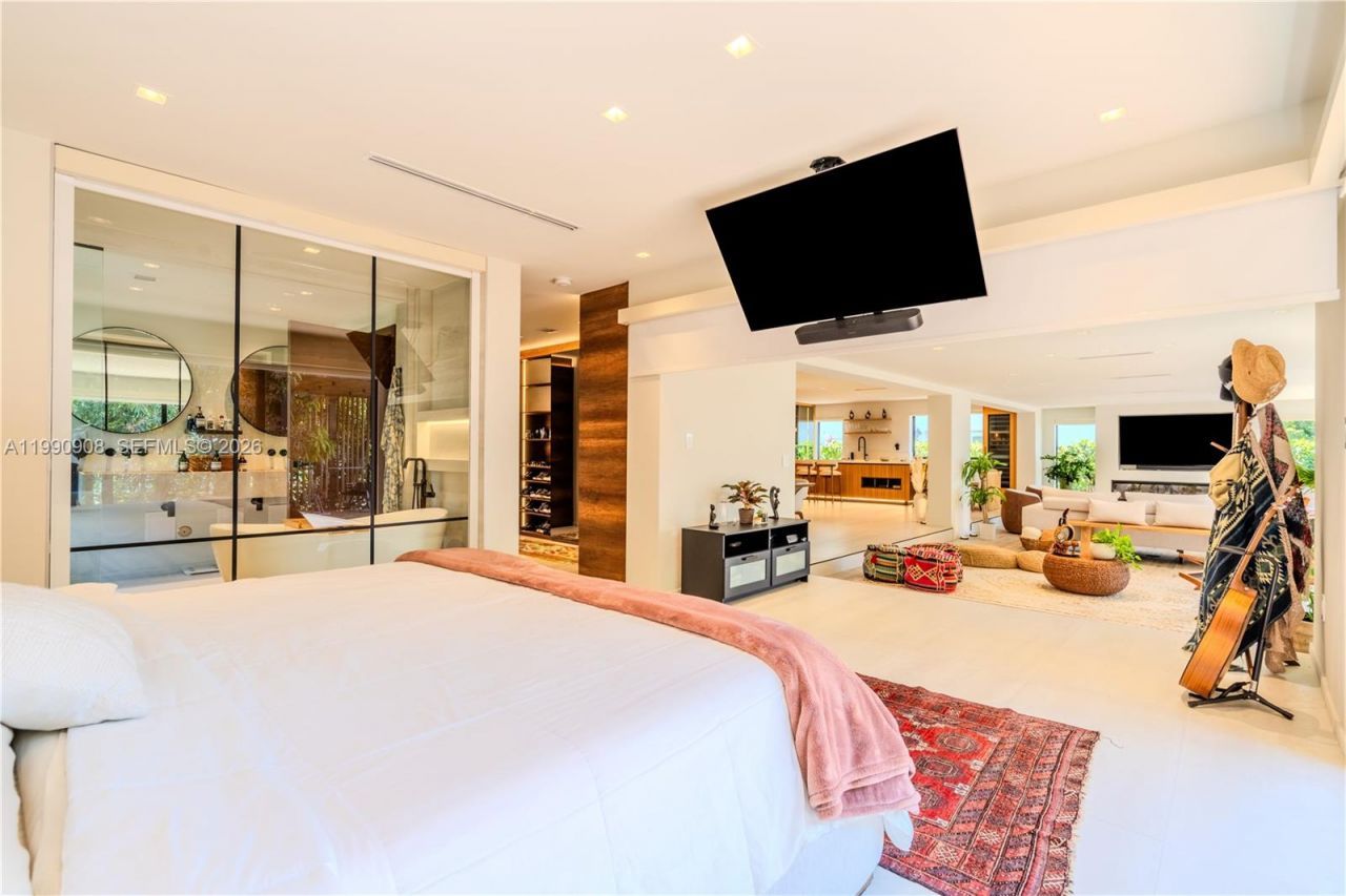 11450 N Bayshore Dr , North Miami, FL 33181 Photo