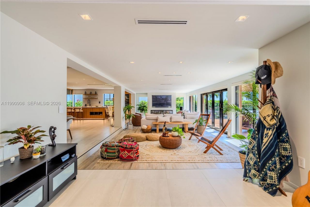 11450 N Bayshore Dr , North Miami, FL 33181 Photo