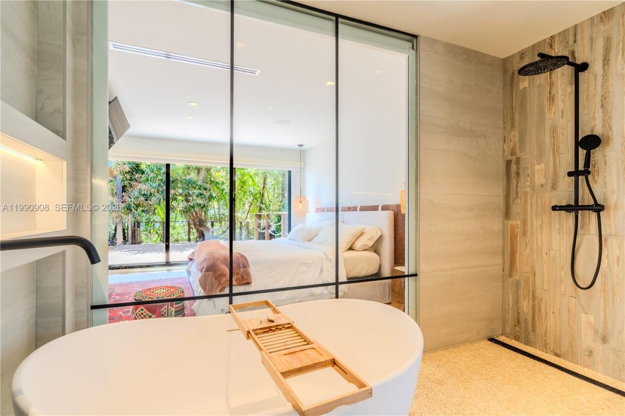 11450 N Bayshore Dr , North Miami, FL 33181 Photo