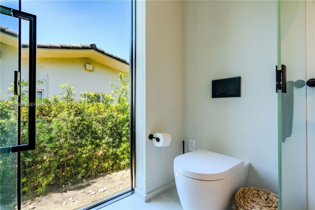 11450 N Bayshore Dr , North Miami, FL 33181 Photo